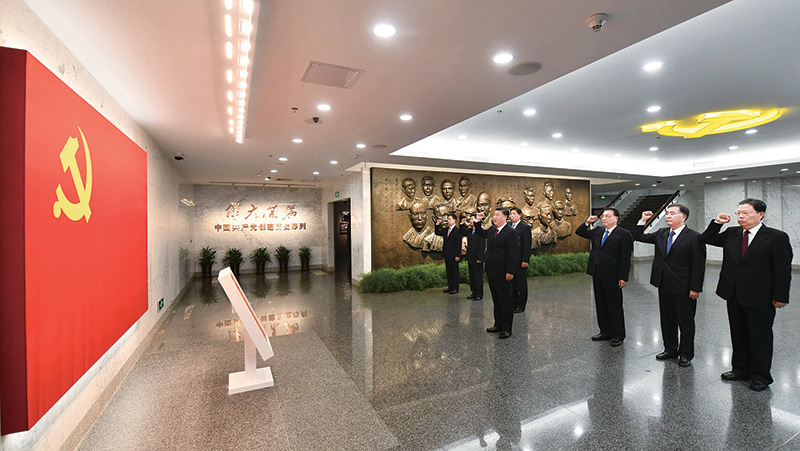 2017年10月31日，中共中央總書記、國家主席、中央軍委主席習近平帶領(lǐng)中共中央政治局常委李克強、栗戰(zhàn)書、汪洋、王滬寧、趙樂際、韓正，瞻仰上海中共一大會址和浙江嘉興南湖紅船。這是31日上午，在上海中共一大會址紀念館，習近平帶領(lǐng)其他中共中央政治局常委同志一起重溫入黨誓詞。 